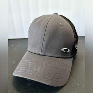 Men’s Oakley Grey 39 Thirty Cap!!  Excellent Condition!!  Size L/XL